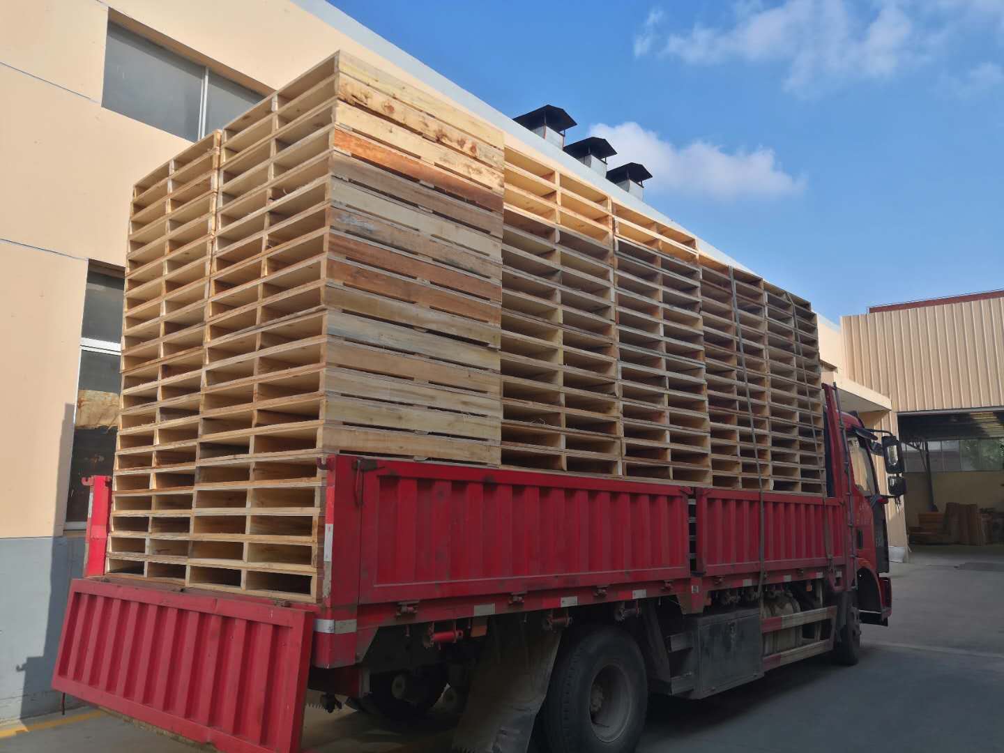 定制木托盤時(shí)，如何避免與生產(chǎn)廠家發(fā)生尺寸不匹配等問題？